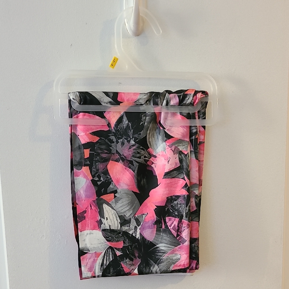 NWOT No Boundaries Seamless Ultra Thin Floral Patterned Leggings